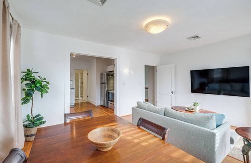 Roanoke Apartamento | < 3 Mi to Dtwn Roanoke: Inviting Unit w/ Balcony