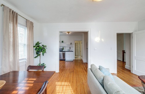 Roanoke Apartamento | < 3 Mi to Dtwn Roanoke: Inviting Unit w/ Balcony
