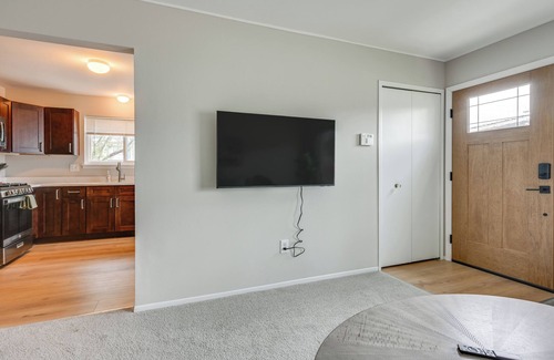 Hazel Park Casa | 3 Mi to Dtwn Royal Oak: Getaway w/ Fenced Yard!