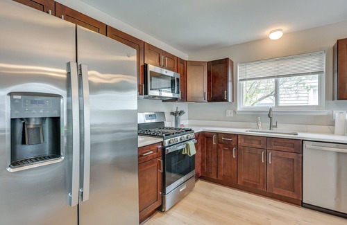 Hazel Park Casa | 3 Mi to Dtwn Royal Oak: Getaway w/ Fenced Yard!