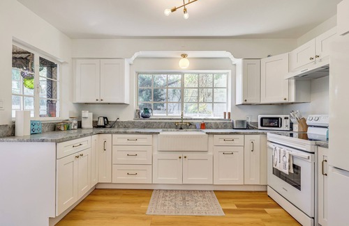 Tampa Cabaña | 3 Mi to Dtwn: Tampa Cottage w/ Fire Pit!