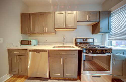 Tremont Apartamento | 3 Mi to Dtwn Walkable Apt in Cleveland!