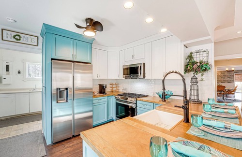 Muskegon Casa | 3 Mi to Duck Lake State Park: Home w/ Deck!