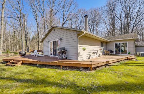 Muskegon Casa | 3 Mi to Duck Lake State Park Home with Deck!