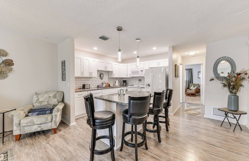 Englewood Casa | 3 Mi to Englewood Beach: Cozy Duplex w/ Lanai!