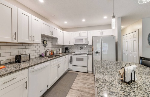 Englewood Casa | 3 Mi to Englewood Beach: Cozy Duplex w/ Lanai!