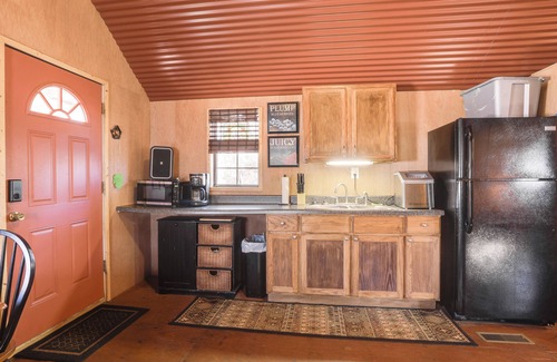 Clinton Cabina | 3 Mi to Greers Ferry Lake: Peaceful Cabin w/ Deck!