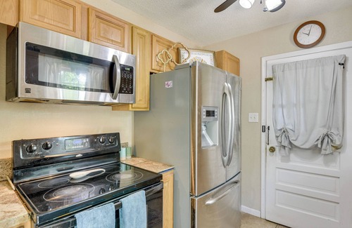 Fort Walton Beach Cabaña | < 3 Mi to Gulf: Family-friendly Retreat w/ Yard!