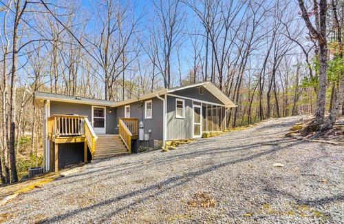 Stokes Casa | 3 Mi to Hanging Rock State Park Outdoor Haven!