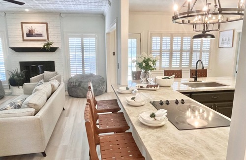 College Station Casa | 3 mi to Kyle Field, Farm house Ranchette, sleeps 20!