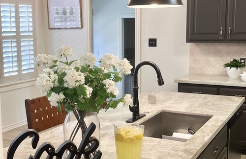 College Station Casa | 3 mi to Kyle Field, Farm house Ranchette, sleeps 20!