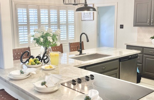 College Station Casa | 3 mi to Kyle Field, Farm house Ranchette, sleeps 20!