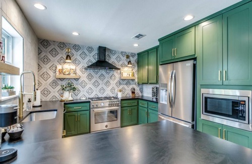 College Station Casa | 3 Mi to Kyle Field-Luxury 5 bedroom/4.5 Bath on 1.5 Acres-Fire Pit/Patio-3500 sf