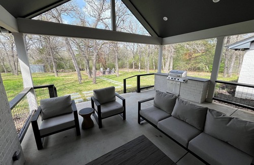 College Station Casa | 3 Mi to Kyle Field-Luxury 5 bedroom/4.5 Bath on 1.5 Acres-Fire Pit/Patio-3500 sf