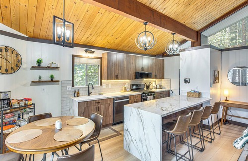 Arrowhead Villas Cabina | 3 Mi to Lake Arrowhead Village: Pine-View Home!