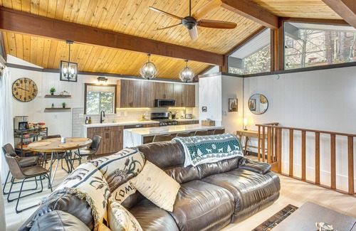 Arrowhead Villas Cabina | 3 Mi to Lake Arrowhead Village: Pine-View Home!