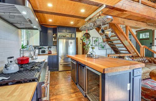 Arrowhead Villas Casa | 3 Mi to Lake Arrowhead Village Dog-Friendly Cabin