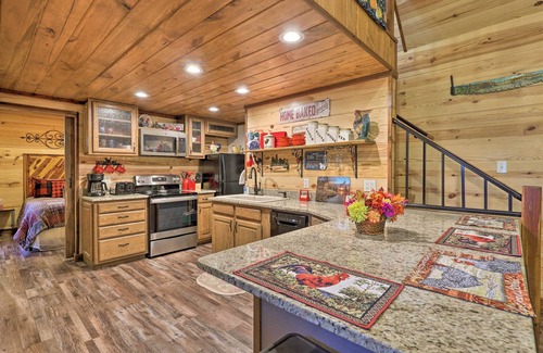 Hot Springs Cabaña | 3 Mi to Lake Hamilton: 'tree Top Cabin'