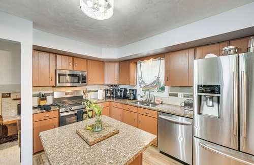 Spry Casa | 3 Mi to Lake Redman: Home w/ Furnished Pergola!