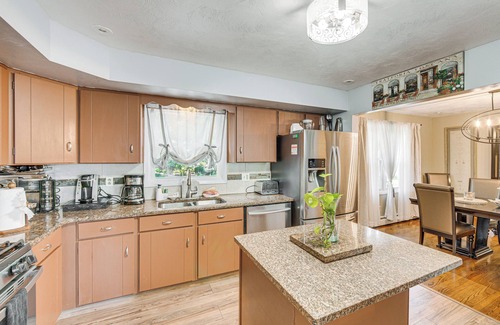 Spry Casa | 3 Mi to Lake Redman: Home w/ Furnished Pergola!