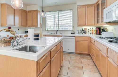 Tracy Casa | 3 Mi to Main St Tracy: Homey Retreat w/ Game Room!