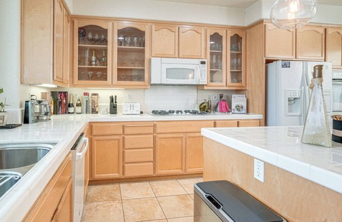 Tracy Casa | 3 Mi to Main St Tracy: Homey Retreat w/ Game Room!