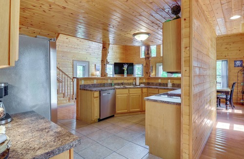 Byrdstown Cabina | 3 Mi to Marina: Cabin w/ Hot Tub in Byrdstown!
