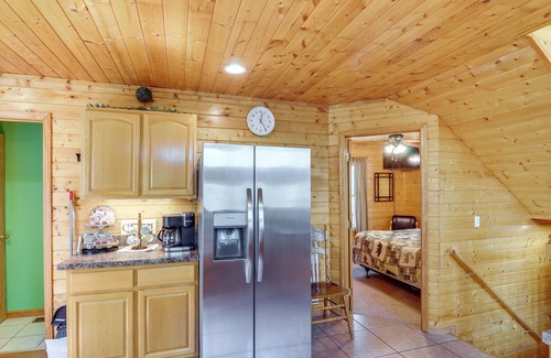 Byrdstown Cabina | 3 Mi to Marina: Cabin w/ Hot Tub in Byrdstown!