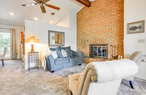 Lansing Apartamento | 3 Mi to Michigan State Apt with Patio in Lansing!