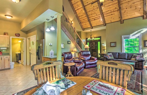 Hayesville Cabina | 3 Mi to Museums: Smoky Mountains Cabin w/ Deck