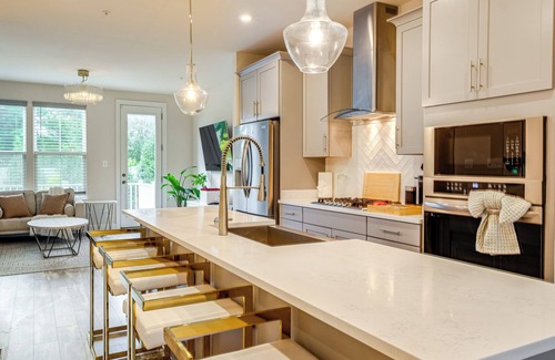 Largo Casa | 3 Mi to NW Stadium: Modern Retreat in Largo