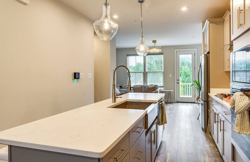 Largo Casa | 3 Mi to NW Stadium: Modern Retreat in Largo