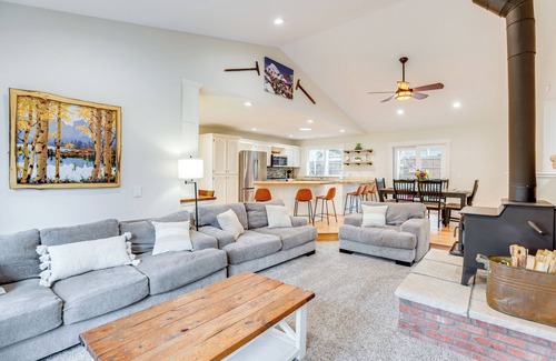 Southwest Bend Casa | 3 Mi to Old Mill District: Family Retreat w/ Yard