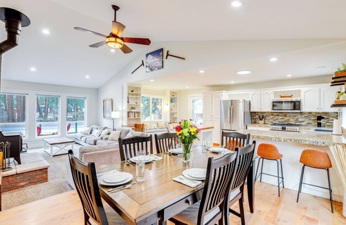 Southwest Bend Casa | 3 Mi to Old Mill District: Family Retreat w/ Yard