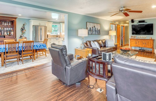 Canton Casa | 3 Mi to Pro Football Hall of Fame: Home w/ Yard!