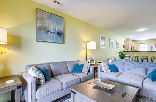 Lewes Condominio | 3 Mi to Savannah Beach: Lewes Condo w/ Pool Access