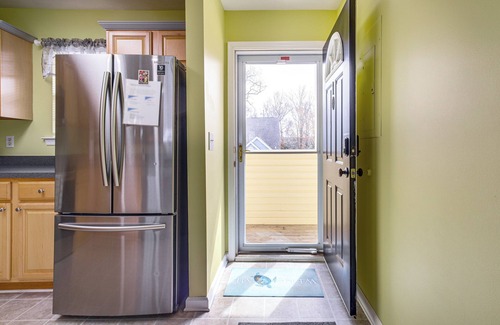 Lewes Apartamento | 3 Mi to Savannah Beach: Lewes Condo w/ Pool Access