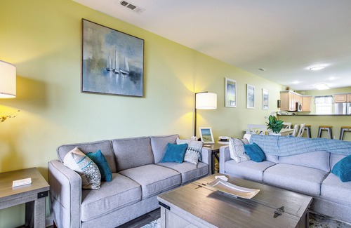 Lewes Apartamento | 3 Mi to Savannah Beach: Lewes Condo w/ Pool Access