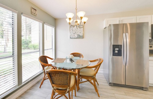 Gulf Gate Estates Condominio | 3 Mi to Siesta Key Beach: Condo w/Heated Pool!