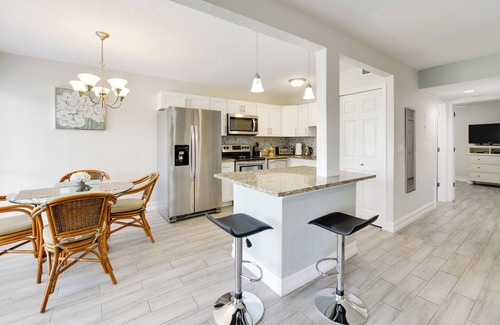 Gulf Gate Estates Condominio | 3 Mi to Siesta Key Beach: Condo w/Heated Pool!