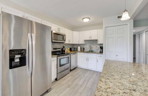 Gulf Gate Estates Condominio | 3 Mi to Siesta Key Beach: Condo w/Heated Pool!