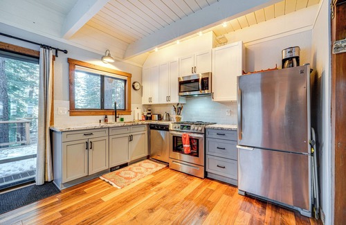Truckee Cabaña | 3 Mi to Skiing: Retreat w/ Deck in Tahoe Donner!