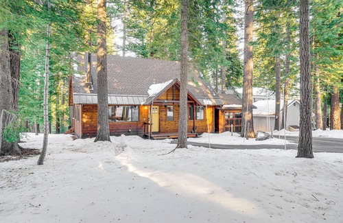 Truckee Cabaña | 3 Mi to Skiing: Retreat w/ Deck in Tahoe Donner!