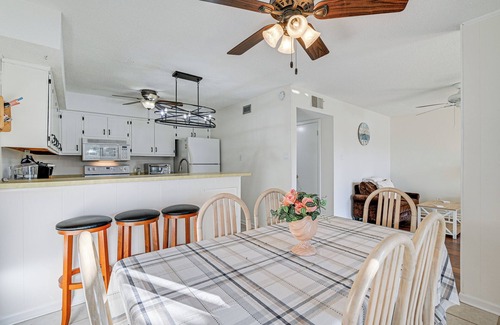 Myrtle Beach Apartamento | 3 Mi to Surfside Beach & Pier: Townhome w/ Balcony