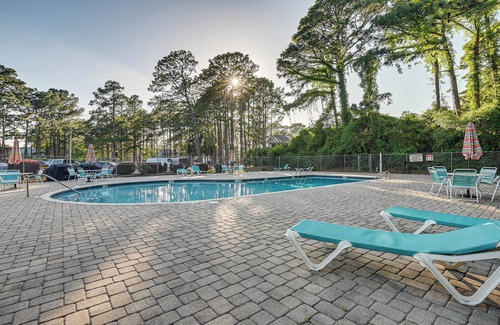 Myrtle Beach Apartamento | 3 Mi to Surfside Beach & Pier: Townhome w/ Balcony