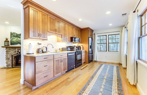 Mansfield Depot Apartamento | < 3 Mi to UConn: Peaceful Home on Pine lake