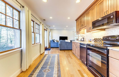 Mansfield Depot Apartamento | < 3 Mi to UConn: Peaceful Home on Pine lake