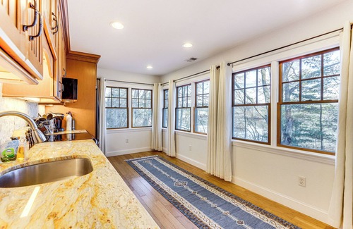 Mansfield Depot Apartamento | < 3 Mi to UConn: Peaceful Home on Pine lake