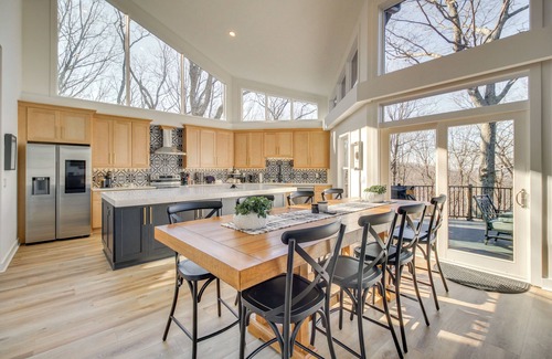 Tate Casa | 3 Mi to Winery: Jasper Mountain Chalet w/ Hot Tub!