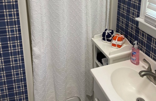 Auburn Cabaña | 3 miles from the Auburn campus and Jordan Hare Stadium!